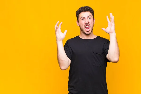 Jonge Man Schreeuwen Met Handen Omhoog Lucht Zich Woedend Gefrustreerd — Stockfoto