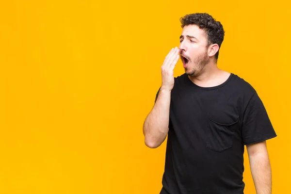 Jeune Homme Bâillant Paresseusement Tôt Matin Réveillant Regardant Somnolent Fatigué — Photo