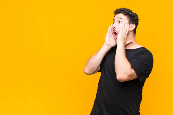 Joven Sintiéndose Feliz Emocionado Sorprendido Mirando Lado Con Ambas Manos —  Fotos de Stock