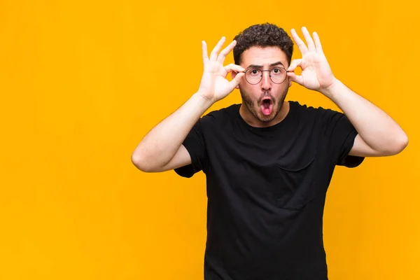 Young Man Feeling Shocked Amazed Surprised Holding Glasses Astonished Disbelieving — Stock Photo, Image