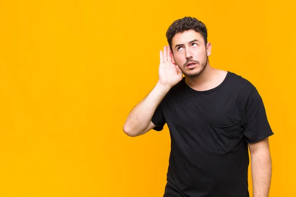 Joven Mirando Serio Curioso Escuchando Tratando Escuchar Una Conversación Secreta — Foto de Stock