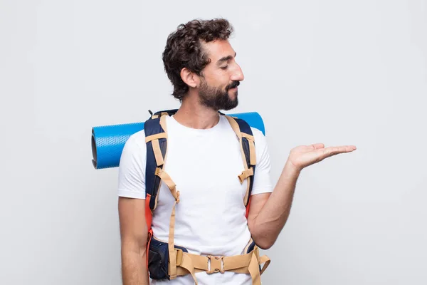 Jovem Sentindo Feliz Sorrindo Casualmente Olhando Para Objeto Conceito Segurado — Fotografia de Stock