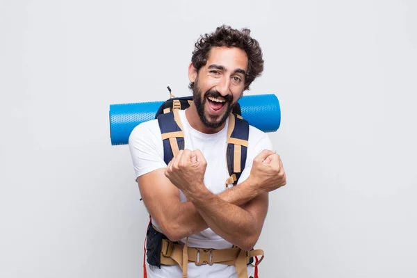 Jovem Sorrindo Alegremente Comemorando Com Punhos Cerrados Braços Cruzados Sentindo — Fotografia de Stock