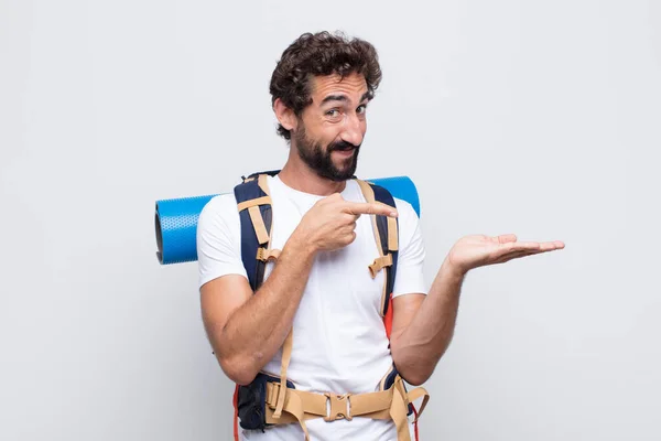 Jovem Sorrindo Alegremente Apontando Para Copiar Espaço Palma Mão Lado — Fotografia de Stock