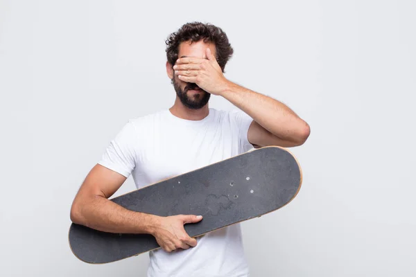 Junger Mann Der Mit Einer Hand Die Augen Bedeckt Angst — Stockfoto