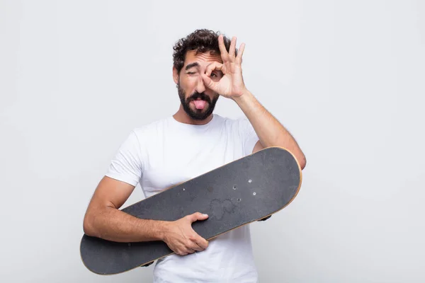 Jeune Homme Souriant Joyeusement Avec Visage Drôle Plaisantant Regardant Travers — Photo