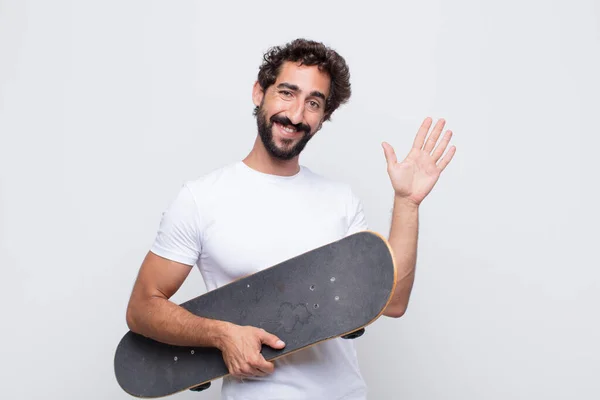 Jovem Sorrindo Feliz Alegremente Acenando Mão Acolhendo Cumprimentando Você Dizendo — Fotografia de Stock