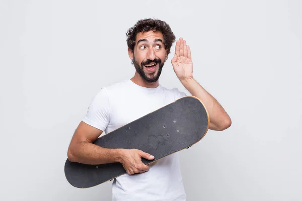 Jovem Sorrindo Olhando Curiosamente Para Lado Tentando Ouvir Fofocas Ouvindo — Fotografia de Stock