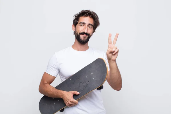 Jeune Homme Souriant Regardant Amical Montrant Numéro Deux Deuxième Avec — Photo