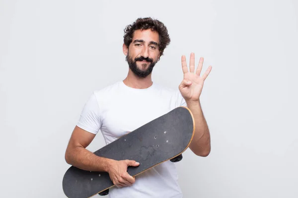 Jeune Homme Souriant Regardant Amical Montrant Numéro Quatre Quatrième Avec — Photo