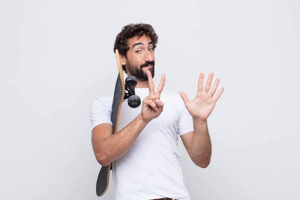 Joven Sonriendo Mirando Amigable Mostrando Número Siete Séptimo Con Mano — Foto de Stock