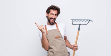 Genç adam gülümsüyor, tasasız hissediyor, rahat ve mutlu, dans ediyor ve müzik dinliyor, bir partide eğleniyor.