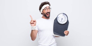 Genç adam bir fikri fark ettikten sonra mutlu ve heyecanlı bir dahi gibi hissediyor. Neşeli bir şekilde parmağını kaldırıyor.!