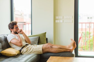 Genç adam boğaz ağrısı ve grip semptomlarıyla öksürüp duruyor.