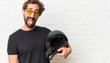 Neşeli, kaygısız, asi tavırlı, şakacı ve dilsiz genç adam, eğleniyor.