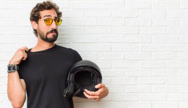 Genç adam stresli, endişeli, yorgun ve hayal kırıklığına uğramış, gömleğini çekmiş, sorunlu görünüyor.