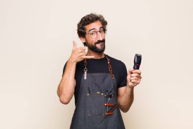 Genç adam neşeyle gülümsüyor ve kamerayı işaret ediyor. Sonra seni arıyor, telefonla konuşuyor.