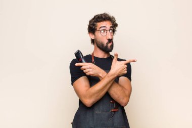 Genç adam şaşkın ve şaşkın görünüyor, güvensiz ve şüpheyle zıt yönleri işaret ediyor.