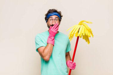 Genç adam mutlu, neşeli, şanslı ve şaşkın görünüyor. İki eliyle ağzını kapatıyor.