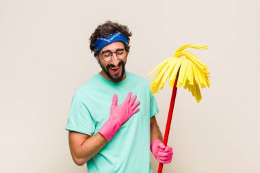 Genç adam komik bir şakaya yüksek sesle gülüyor, mutlu ve neşeli hissediyor, eğleniyor