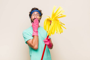 Genç adam sana gülüyor, kamerayı işaret ediyor ve seninle dalga geçiyor ya da alay ediyor.