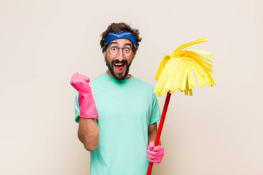 Genç adam şoke olmuş, heyecanlı ve mutlu, gülüyor ve başarıyı kutluyor,!