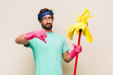 Genç adam üzgün, hayal kırıklığına uğramış ya da kızgın görünüyor. Anlaşmazlıkta baş parmaklarını gösteriyor. Hayal kırıklığına uğramış hissediyor.