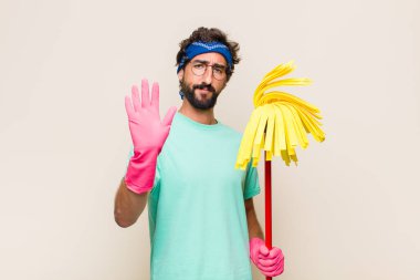 Genç adam ciddi, sert, hoşnutsuz ve kızgın görünüyor. Avuç içinin açık olması jesti durduruyor.