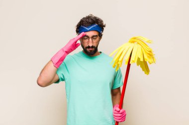 Genç adam konsantre, düşünceli ve ilham verici, beyin fırtınası yapıyor ve hayal kuruyor.