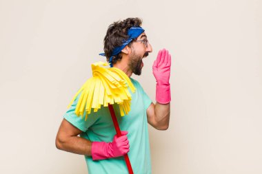 Genç adam profil görüntüsü, mutlu ve heyecanlı görünüyor, bağırıyor ve kenardaki boşluğu kopyalamak için arıyor