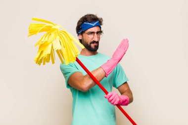 Genç adam senin bu tavırlarından rahatsız ve bıkkın görünüyor, yeter artık! Eller önde çapraz, durmanı söylüyor.