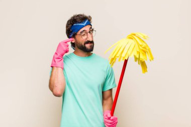 Genç adam sinirli, stresli ve sinirli görünüyor, iki kulağını da sağır edici bir ses, ses ya da yüksek sesle kapatıyor.