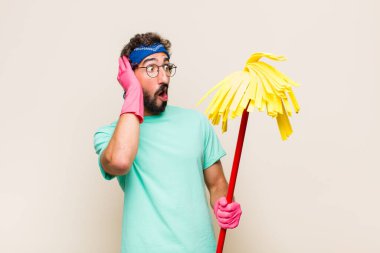 Dehşete düşmüş ve şok olmuş gibi görünen ağzı açık genç bir adam korkunç bir hata yüzünden, el ele tutuşuyor.