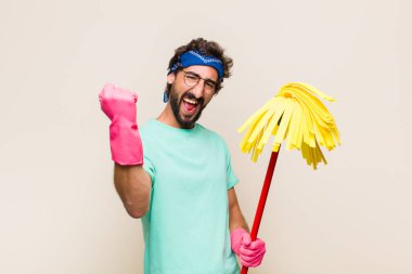 Genç adam muzaffer bir şekilde bağırıyor, heyecanlı, mutlu ve şaşırmış görünüyor.