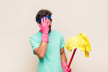 Genç adam gülüyor ve alnına şaplak atıyor. Unuttum ya da aptalca bir hataydı. 