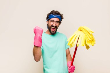 Genç adam mutlu, şaşırmış ve gururlu, bağırıyor ve başarıyı büyük bir gülümsemeyle kutluyor.