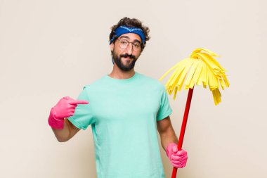 Genç adam gururlu, pozitif ve iki eliyle göğsünü gösteren