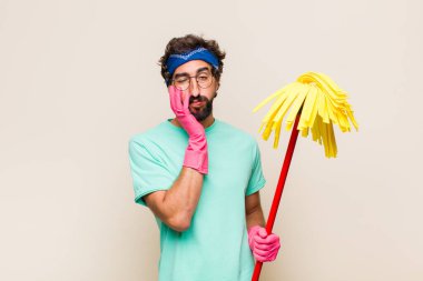 Sıkılmış, hayal kırıklığına uğramış ve uykulu hisseden genç bir adam yorucu, sıkıcı ve can sıkıcı bir görevin ardından, el ele tutuşarak