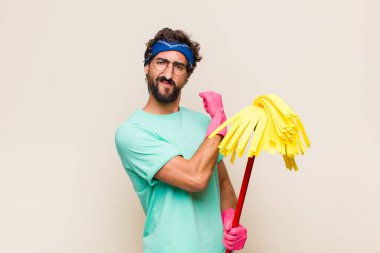 Genç adam kendini mutlu, tatmin olmuş ve güçlü hissediyor, kaslı ve formda, spor salonundan sonra güçlü görünüyor.