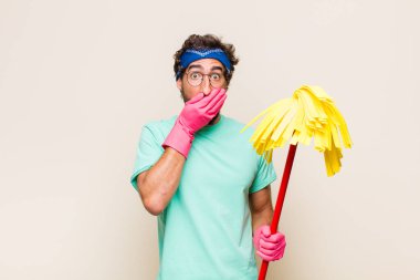 Delikanlı elleri ile ağzını kapatıyor, şok olmuş, şaşırmış bir ifadeyle, sır saklıyor ya da 