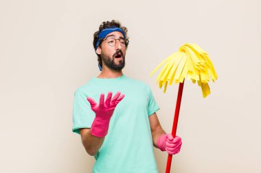 Genç adam opera yapıyor ya da konserde şarkı söylüyor, romantik, sanatsal ve tutkulu hissediyor.