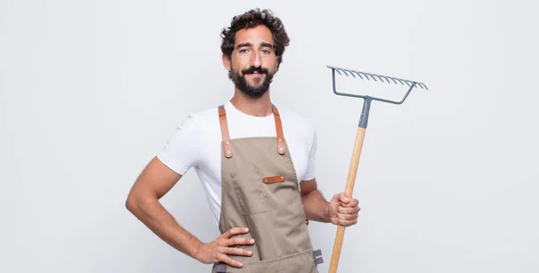 Jovem Sorrindo Feliz Com Uma Mão Quadril Confiante Atitude Positiva — Fotografia de Stock