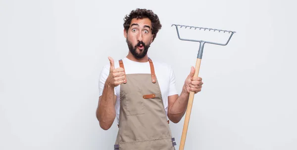 Jovem Sentindo Feliz Surpreso Satisfeito Surpreso Mostrando Polegares Para Cima — Fotografia de Stock