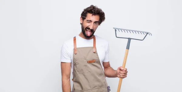 Jeune Homme Avec Une Attitude Joyeuse Insouciante Rebelle Plaisanter Sortir — Photo