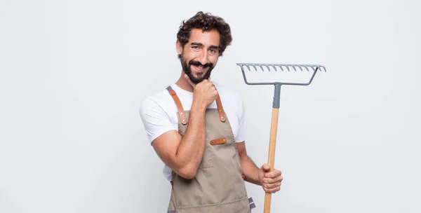 Joven Sonriendo Disfrutando Vida Sintiéndose Feliz Amistoso Satisfecho Despreocupado Con —  Fotos de Stock