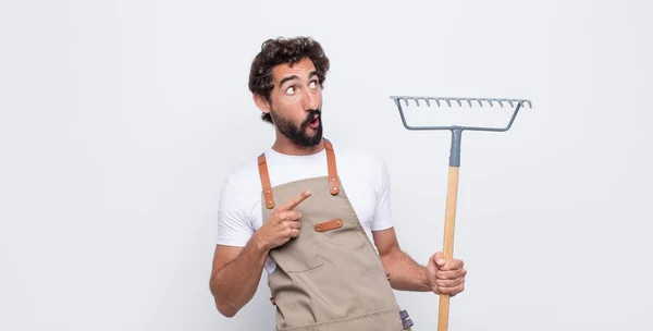 Joven Mirando Sorprendido Asombrado Con Boca Abierta Apuntando Hacia Arriba — Foto de Stock