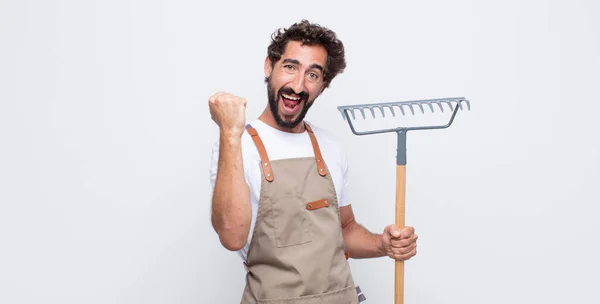 Joven Sintiéndose Feliz Sorprendido Orgulloso Gritando Celebrando Éxito Con Una —  Fotos de Stock