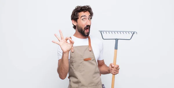 Jovem Sentindo Bem Sucedido Satisfeito Sorrindo Com Boca Bem Aberta — Fotografia de Stock