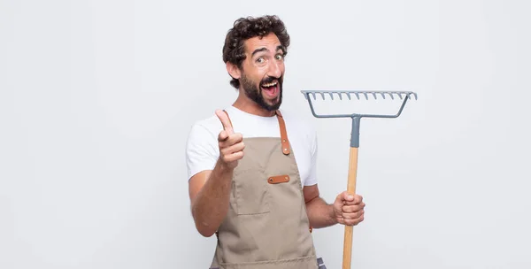 Jovem Sorrindo Com Uma Atitude Positiva Bem Sucedida Feliz Apontando — Fotografia de Stock