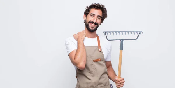 Joven Riendo Alegre Confiadamente Con Una Sonrisa Casual Feliz Amistosa —  Fotos de Stock